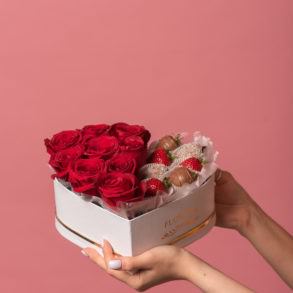 Коробка с клубникой и розами "Романтика"